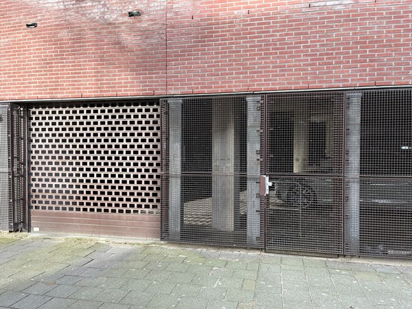 Te koop: TE KOOP: OVERDEKTE PARKEERPLAATS AAN DE ZINKERSTRAAT OP HET EILAND VAN FEIJENOORD Ingang hek.jpg